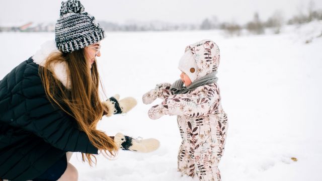 Aider Bebe A Apprivoiser La Neige Mamanpourlavie Com